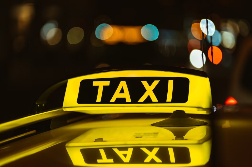 تحلیل مقایسه‌ای از تاکسی‌های سنتی و سرویس‌های مبتنی بر اینترنت: مزایا، معایب و تأثیرات بر حمل و نقل شهری